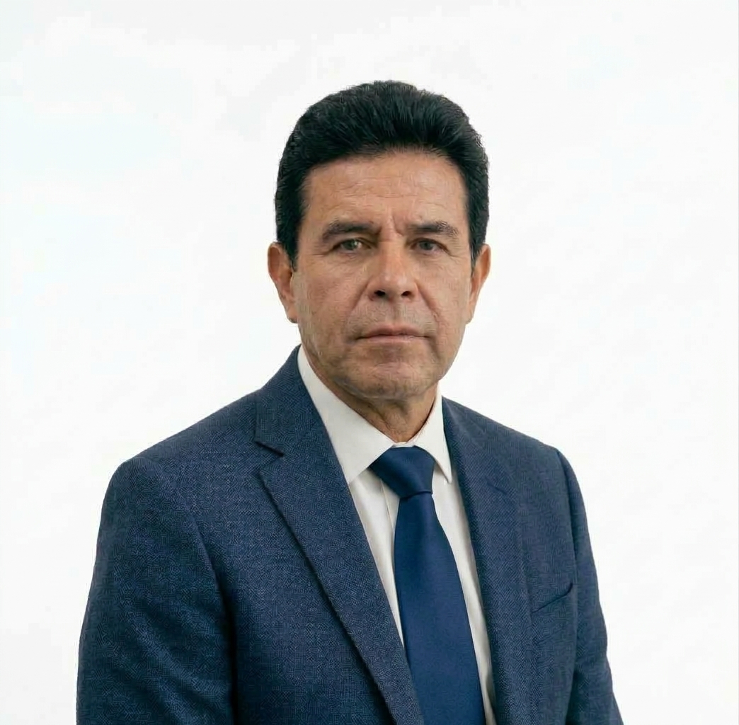 Retrato de Hector Garcia, abogado consultor asociado en derecho laboral, civil y administrativo